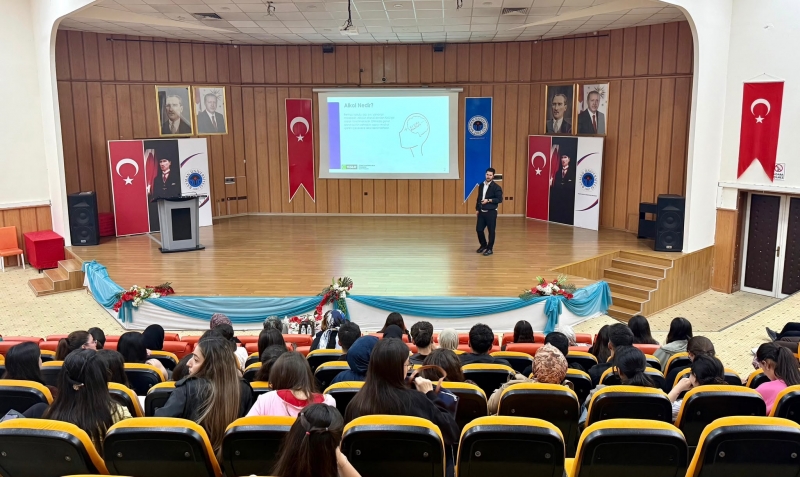 Öğrencilere Alkol Bağımlılığı Eğitimi. 