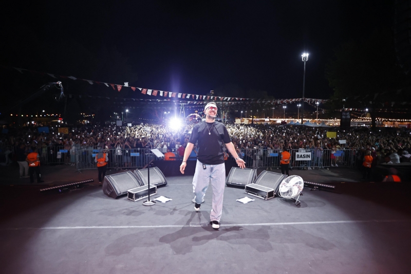 RESUL DİNDAR’DAN KAHRAMANMARAŞ’TA UNUTULMAZ KONSER…