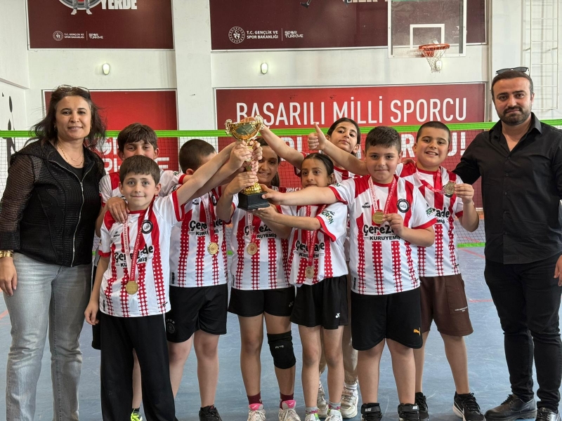 CEMİL MERİÇ’İN MİNİKLERİ BADMİNTON ŞAMPİYONU
