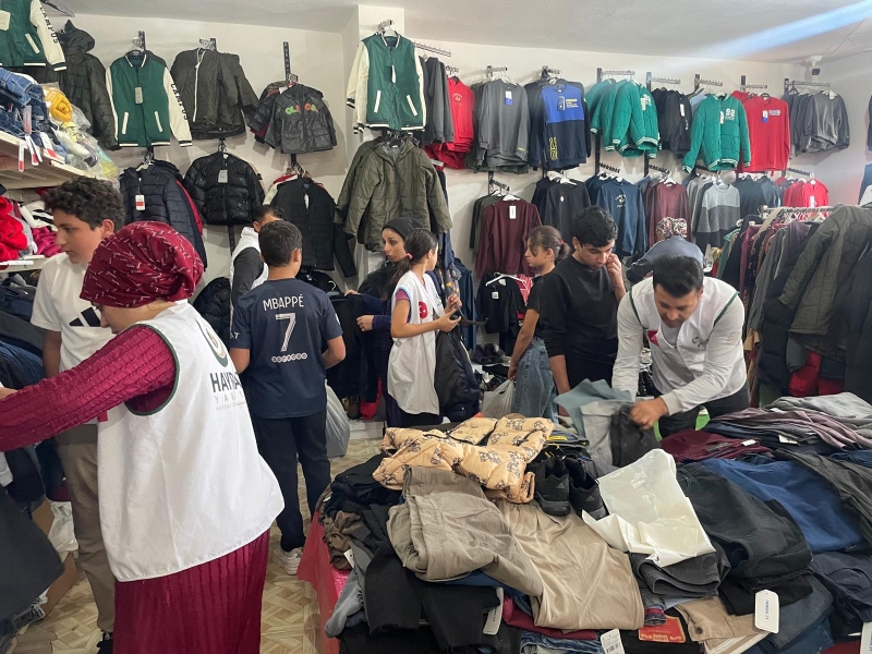 HAYRAT YARDIM’DAN YÜZLERCE ÇOCUĞA GİYİM DESTEĞİ