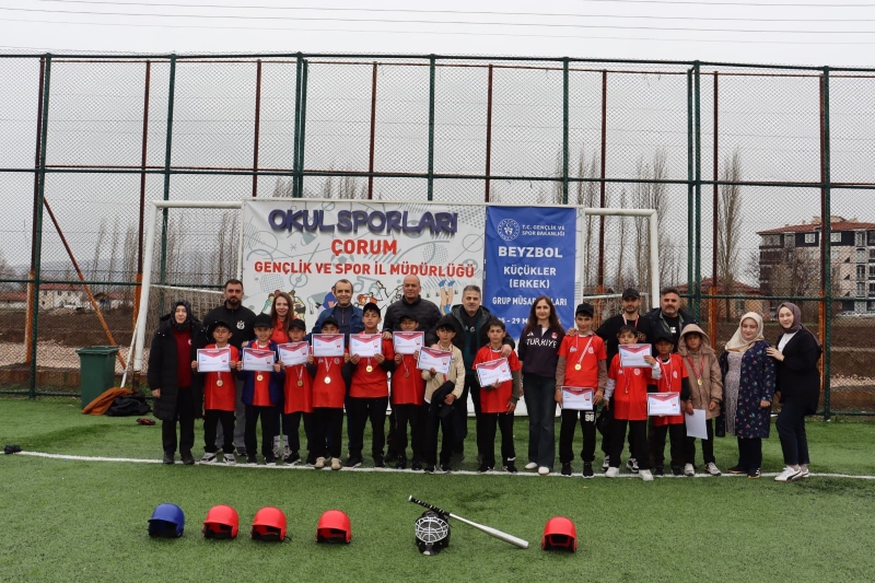 KÖY OKULUNUN MİNİKLERİ BEYZBOLDA ZİRVEYE ÇIKTI