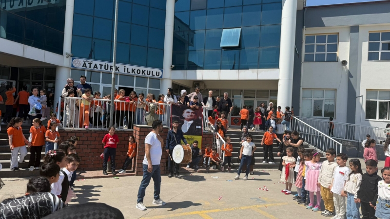 Minik Yüreklerden Sahne Şöleni