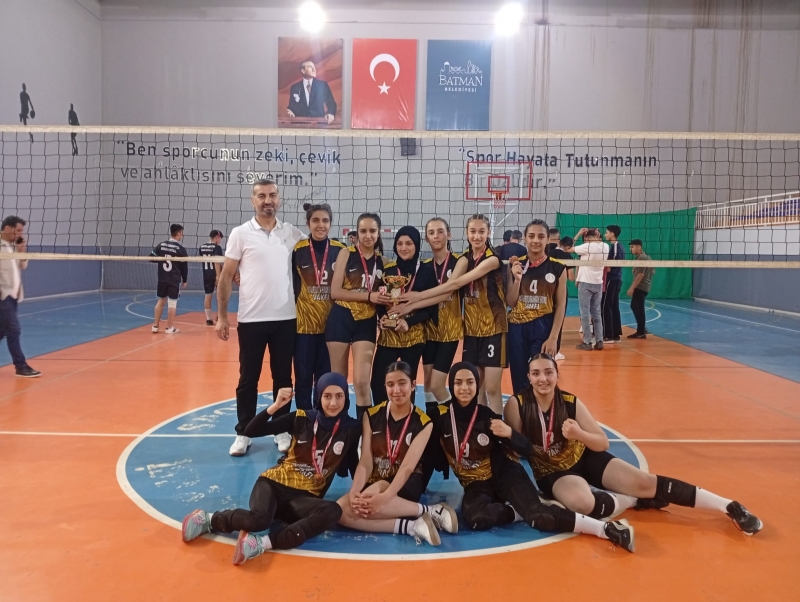 YAHYA KEMAL KIZ TAKIMINDAN TARİHİ BAŞARI
