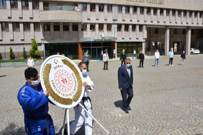 19 MAYIS ÇELENK SUNMA PROGRAMI YAPILDI