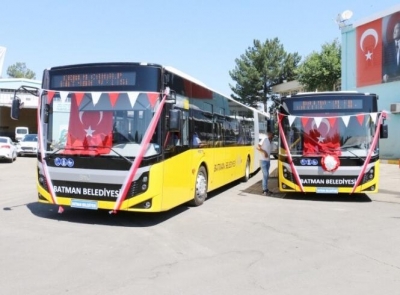 5 körüklü otobüs yolda