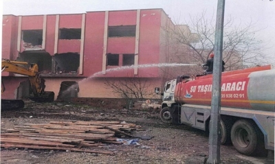 5 RİSKLİ YAPI KONTROLLÜ BİR ŞEKİLDE YIKILDI