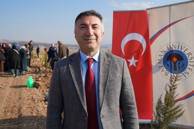 60+ TAZELENME ÜNİVERSİTESİ ÖĞRENCİLERİNDEN FİDAN DİKİMİ