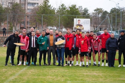 AKGÜN'DEN PETROLSPORA DESTEK ZİYARETİ