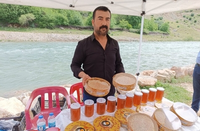Arı yetiştiricileri şenlikte ballarını tanıttı