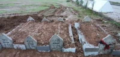 BABAANNELERİ İLE YAN YANA TOPRAĞA VERİLDİLER