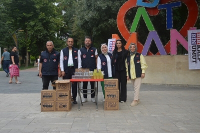 Batman’da Kavurucu Sıcaklara Karşı Soğuk Limonata ve Su Dağıtımı