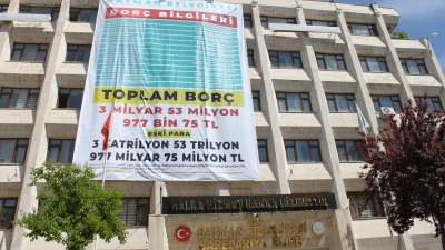BELEDİYENİN BORÇ LİSTESİ BİNAYA ASILDI