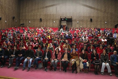 BİR KADIN UYANIYOR ADLI TİYATRO OYUNU AYAKTA ALKIŞLANDI