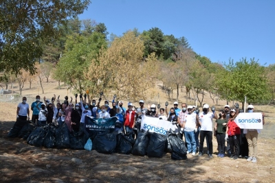BİR SAATTE 50 ÇUVAL ÇÖP TOPLADILAR
