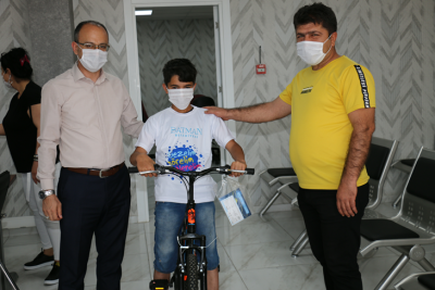 BİSİKLETİ ÇALINAN BİLAL’E BELEDİYEMİZDEN YENİ BİSİKLET