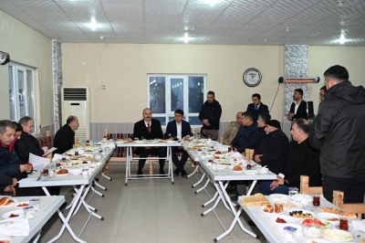 ÇARIKLI MUHTARI FIRAT ÇAĞIR’DAN VALİ CANALP’A ÖZEL KARŞILAMA