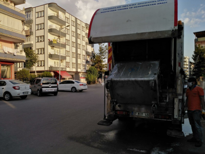 ÇÖPLER DAHA SIK TOPLANIYOR, KONTEYNERLER DEZENFEKTE EDİLİYOR