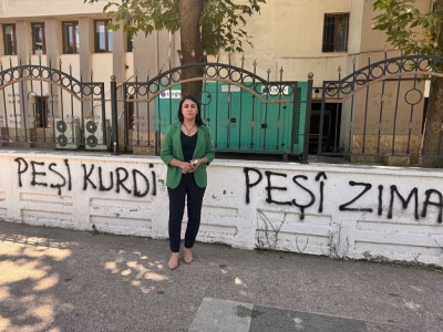 DEM’li vekil, valilik duvarına Kürtçe yazdı