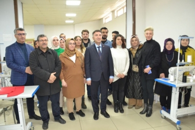 Depremzedeler için kıyafet üretiyorlar