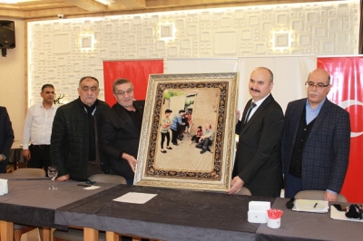 GAZETECİ ATAY'DAN VALİYE ANLAMLI HEDİYE