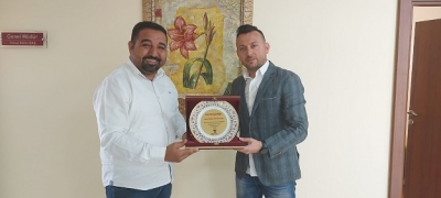 GAZETECİ SEYREK’TEN, MEDİCAL PARK MÜDÜRÜNE PLAKET