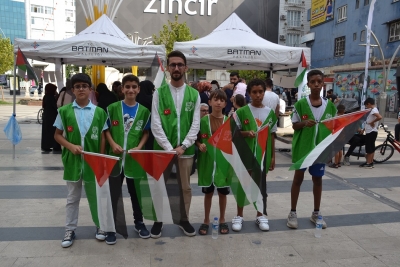 Gazze için limonata ve kurabiye sattılar