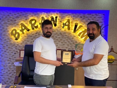 GENÇ İŞ ADAMI YUSUF YILMAZ’A ‘ONUR PLAKETİ’