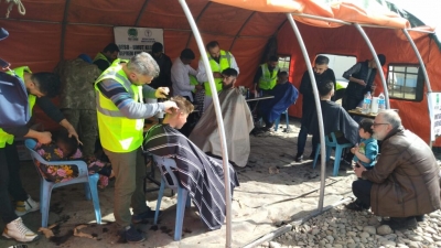 Gönüllü berberler deprem bölgesinde