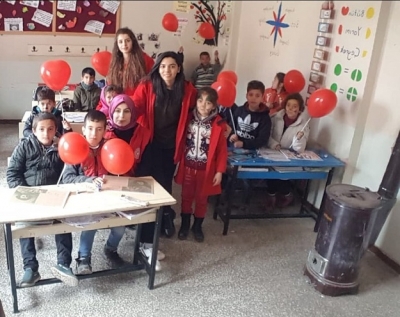 GÖNÜLLÜ GENÇLER, KÖY OKULUNDAYDI