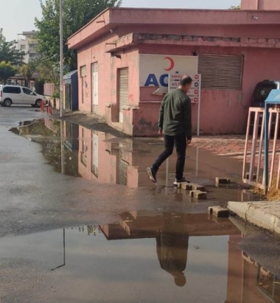 Hastane bahçesinde su birikintisi