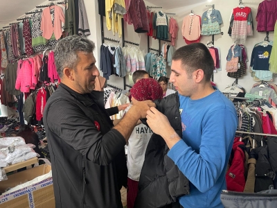 HAYRAT YARDIM’DAN YÜZLERCE ÇOCUĞA GİYİM DESTEĞİ