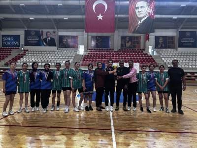 HENTBOL GENÇ KIZLARDA ŞAMPİYON İBN-İ SİNA MTAL