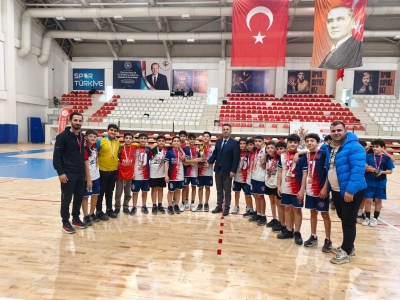 HENTBOL KÜÇÜK ERKEKLERDE ŞAMPİYON PETROL ORTAOKULU