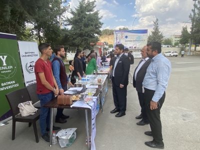 HÜDA PAR üniversitesi öğrencilerinin stantlarını ziyaret etti