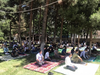 İl protokolü üniversite bahçesinde Cuma namazı kıldı