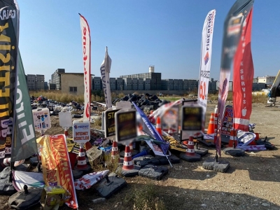 İŞ YERLERİNİN ÖNÜNDEKİ MATERYALLER TOPLANDI