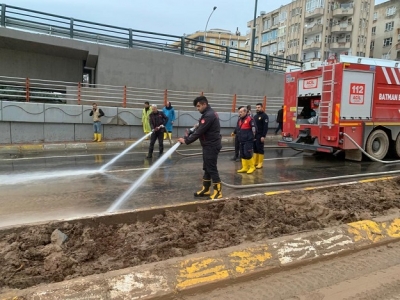 İtfaiye Ekipleri, Şanlıurfa'da Sel Çalışmalarına Katıldı
