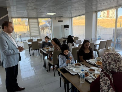 KIZ YURTLARINDA ÖĞRENCİLERLE YEMEK TADIMI VE SOHBET