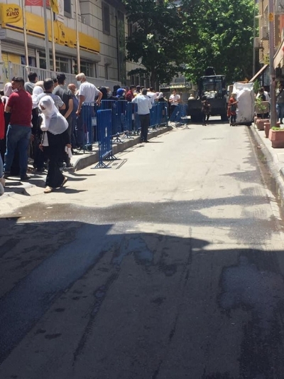 KORONAYA RAĞMEN KUYRUKLAR UZADI
