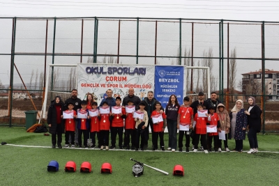 KÖY OKULUNUN MİNİKLERİ BEYZBOLDA ZİRVEYE ÇIKTI