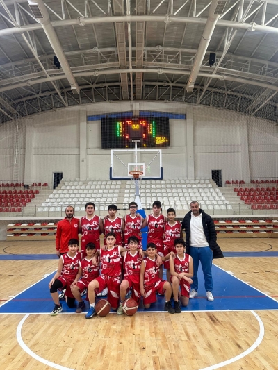 Minik basketçiler şampiyonluğu göğüsledi