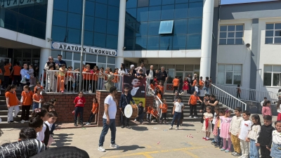 Minik Yüreklerden Sahne Şöleni