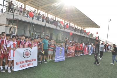 MİNİKLER FUTBOL ŞENLİĞİ COŞKUYLA BAŞLADI