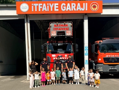 MİNİKLERDEN İTFAİYEYE RENKLİ ZİYARET