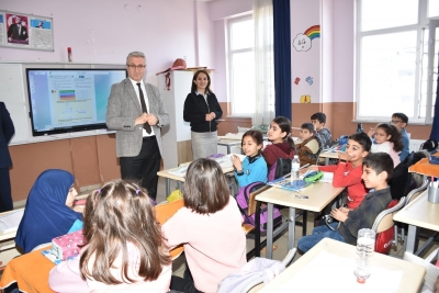 Müdür Ciğer, okul ziyaretlerinde