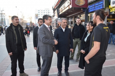 NASIROĞLU VE ŞANSİ ESNAFLARLA SELAMLAŞIP SOHBET ETTİ