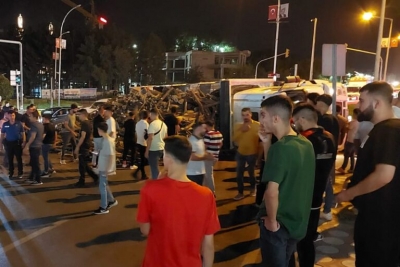 Odun yüklü kamyon devrildi