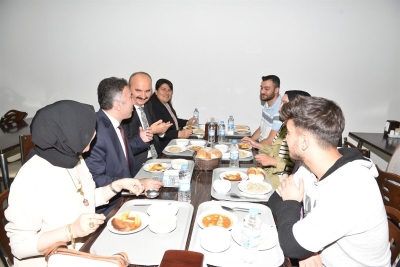 Öğrencilerle yemekte bir araya geldi