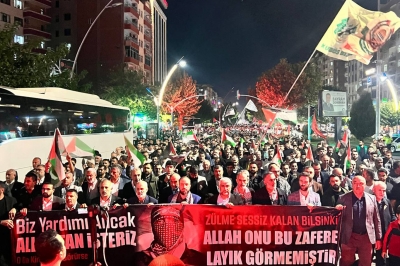 ON BİNLER GAZZE İÇİN TEK YÜREK OLDU