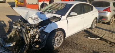 Otomobiller kafa kafaya çarpıştı: 2 yaralı
